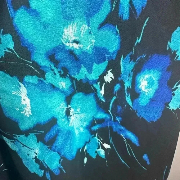 Torrid black top with blue floral print and tie at neck size 2-2X/18-20 - Picture 9 of 12